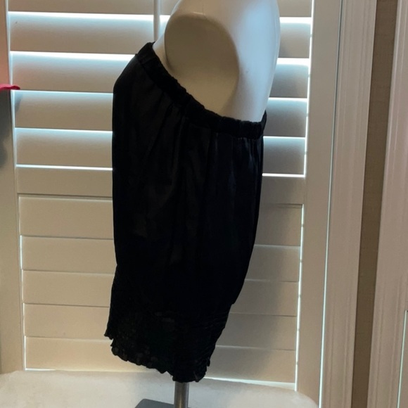 Elegant Black Strapless Blouse - Picture 6 of 8